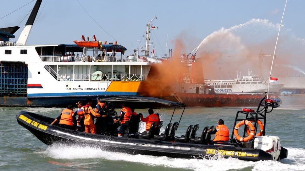 TNI AL & Tim SAR Selamatkan Kapal Tenggelam di Perairan Bintan