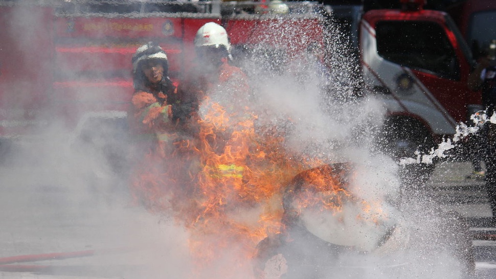 18 Damkar Berupaya Padamkan Kobaran Api di Ruko Jaksel