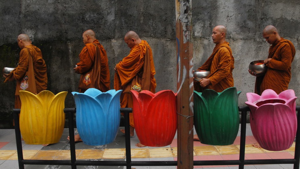 Sambut Waisak, Umat Buddha di Magelang Lakukan Pindapata