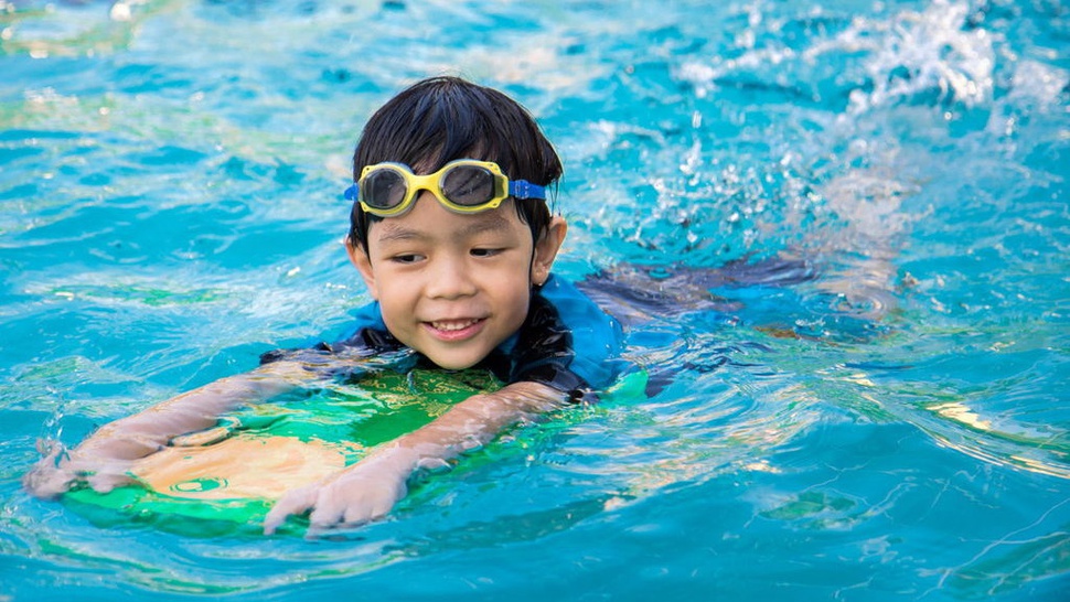 Usia Berapa Anak Boleh Belajar Berenang & Manfaatnya untuk Anak