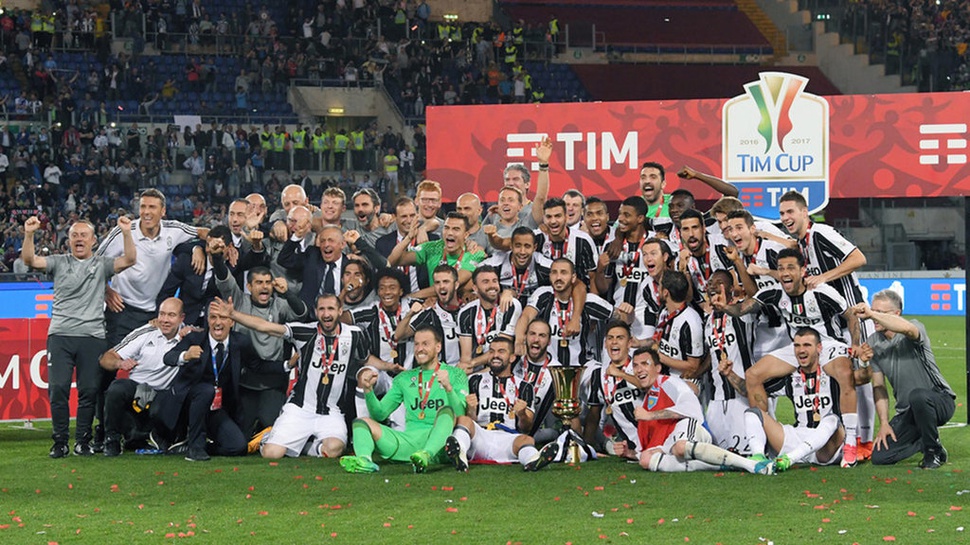 Juventus vs Napoli: Trofi Medali Juara Coppa Italia Diambil Sendiri