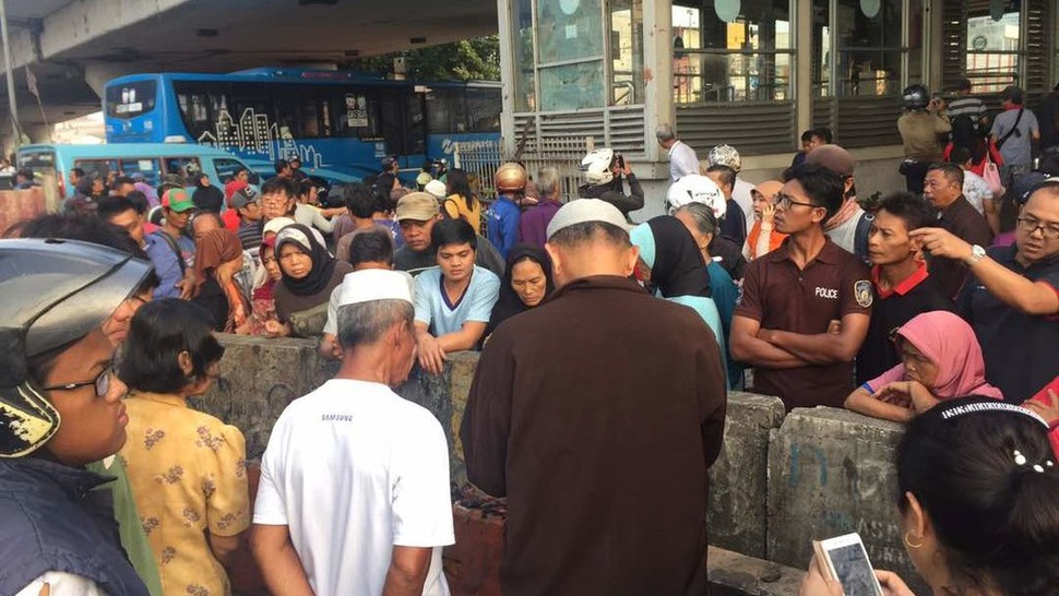 Tak Dijaga Polisi, TKP Bom Kampung Melayu Dipenuhi Warga
