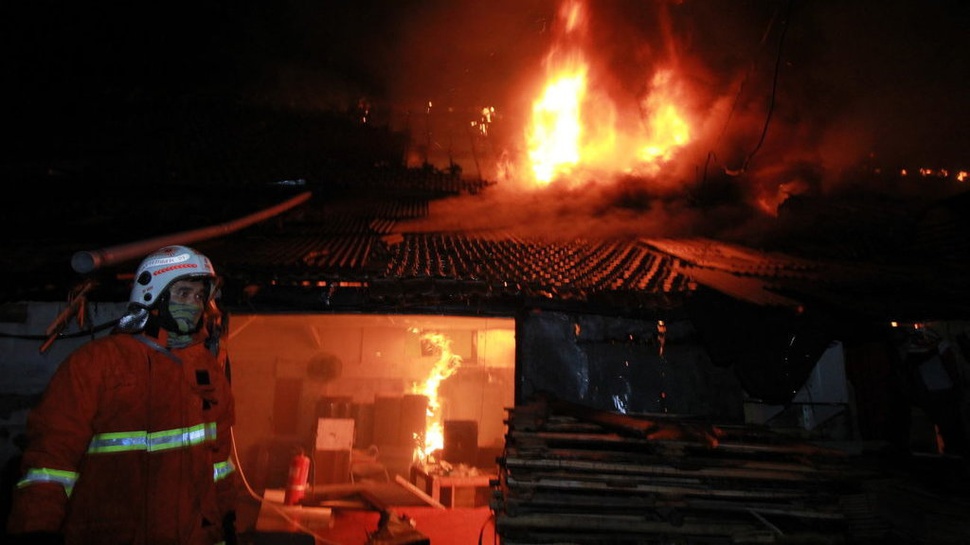 Kebakaran Tunda Keberangkatan Kereta Api Tawangjaya
