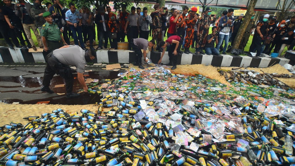 Polisi Sita 1.739 Liter Minuman Beralkohol Jenis Tuak di Cirebon