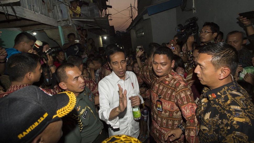 Jokowi Keliling Kota Solo untuk Bagikan Paket Lebaran