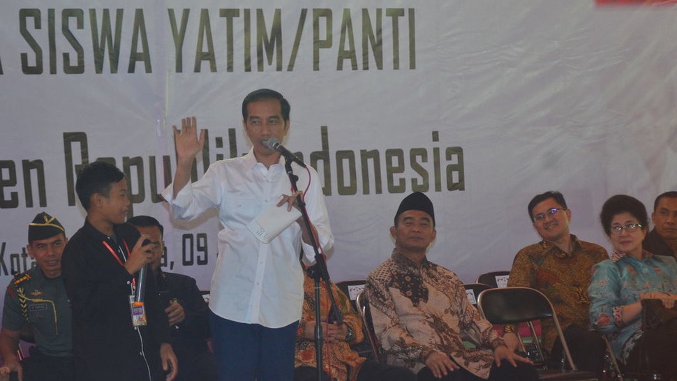 Jokowi Pakai Sneakers Pertama Kali Saat ke Tasikmalaya