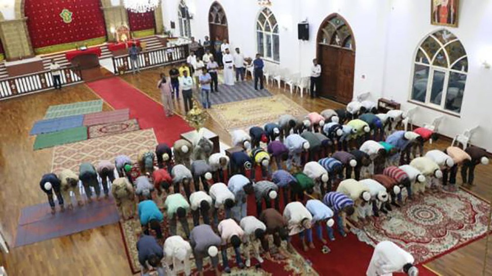 Gereja di UEA Sediakan Tempat Salat Magrib Bagi Buruh Muslim