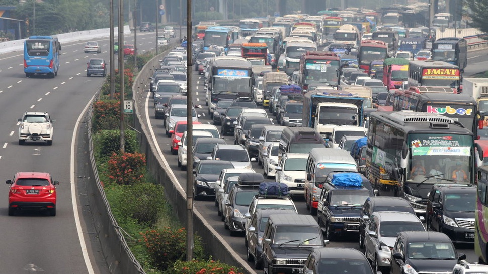 Kepadatan Terjadi di Tol Jakarta-Bandung 