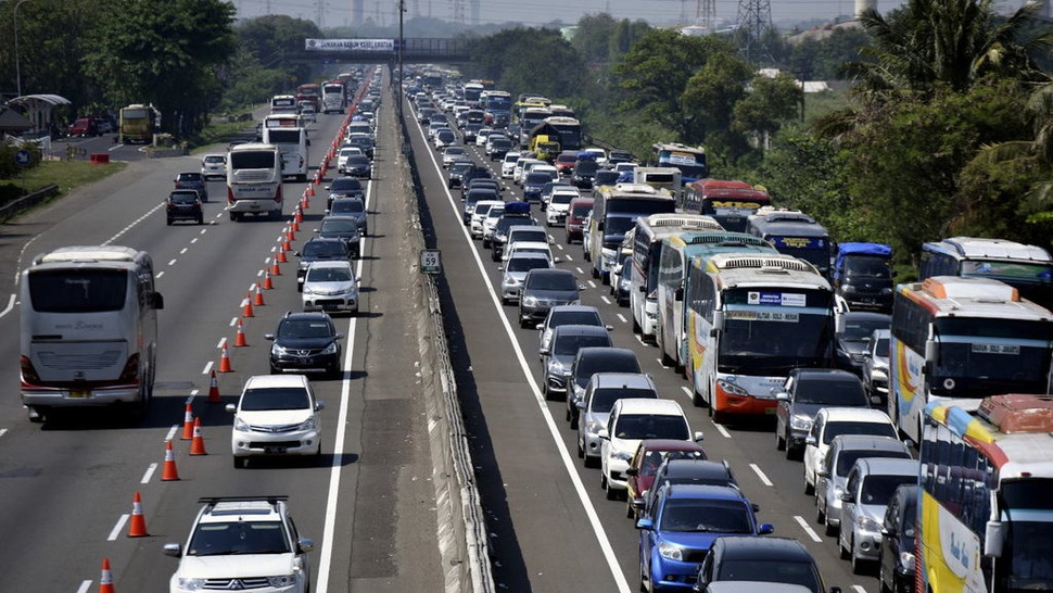 Kendaraan Arus Balik Mulai Padati Tol Jakarta-Cikampek