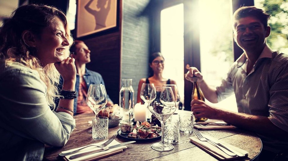Penggunaan Ponsel di Meja Makan Bisa Mengurangi Kenikmatan