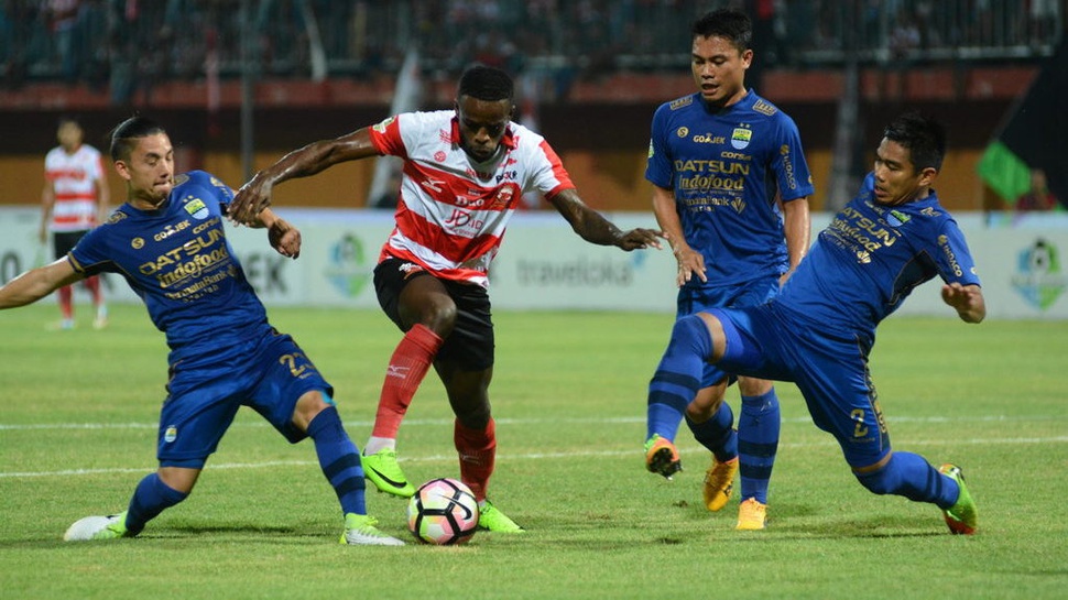 Pelatih Persib Bandung Uji Coba Skema Tiga Bek Sejajar
