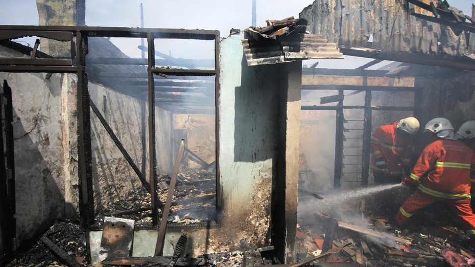 Kebakaran Hanguskan 25 Rumah di Makassar