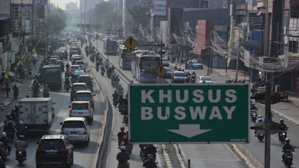 Polisi Pengemudi Mobil Lawan Arah di Jalur Transjakarta Kena Sanksi