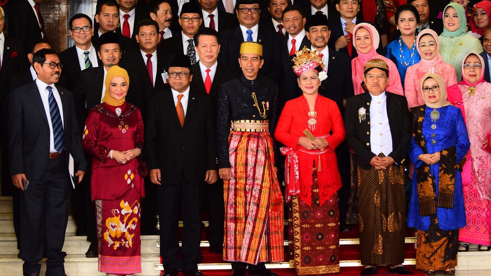Jokowi Kenakan Pakaian Adat Bugis