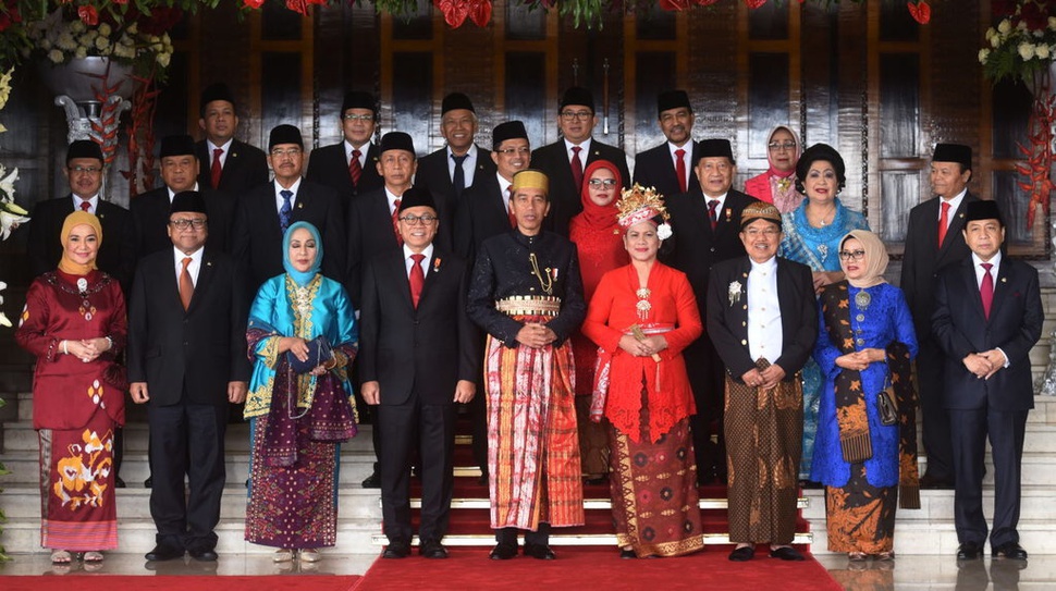 Apa Makna Presiden Jokowi Berbusana Adat di Sidang MPR?