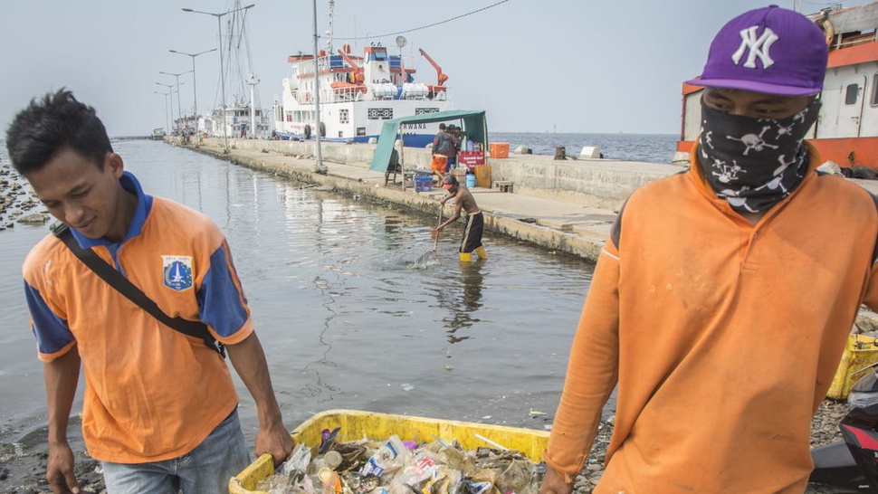 Kepungan Sampah di Laut Jakarta yang Menanti Anies-Sandi