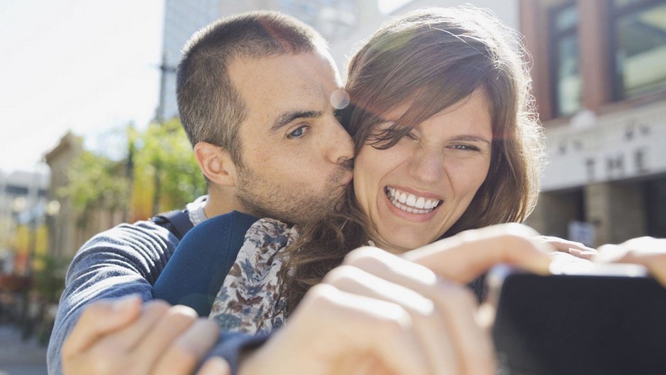 Sering Unggah Foto Bersama Pasangan Bisa Jadi Tanda Kurang Bahagia
