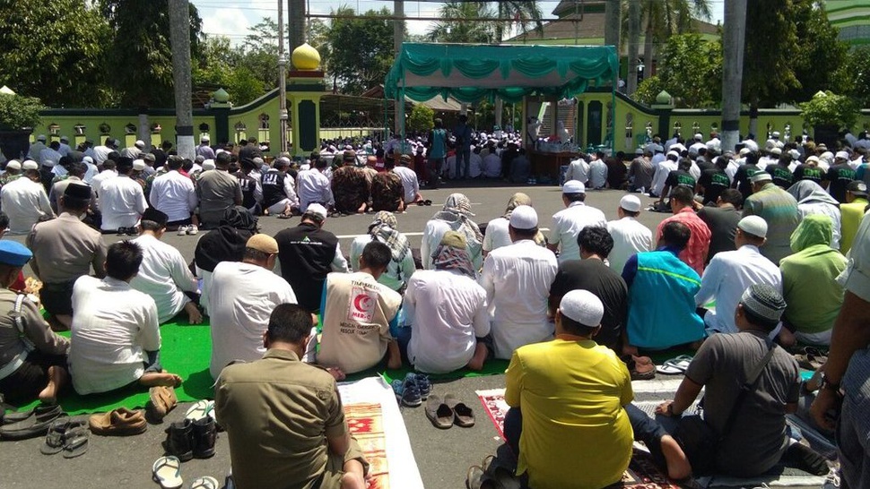 Peserta Aksi Bela Rohingya Salat Jumat di Masjid An Nuur