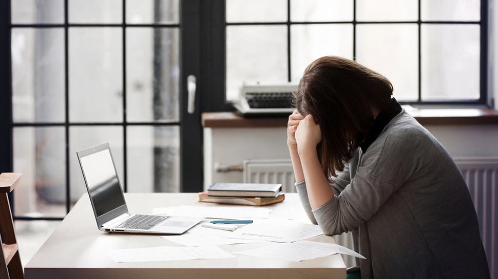 5 Tahapan Burnout di Tempat Kerja yang Dialami Karyawan