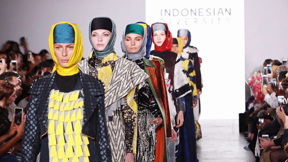 6 Desainer Indonesia Gebrak NYFW 2017 Minus Anniesa Hasibuan