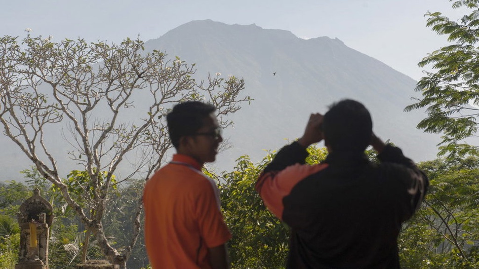 BNPB Nyatakan Gunung Agung Belum Mengeluarkan Hujan Abu