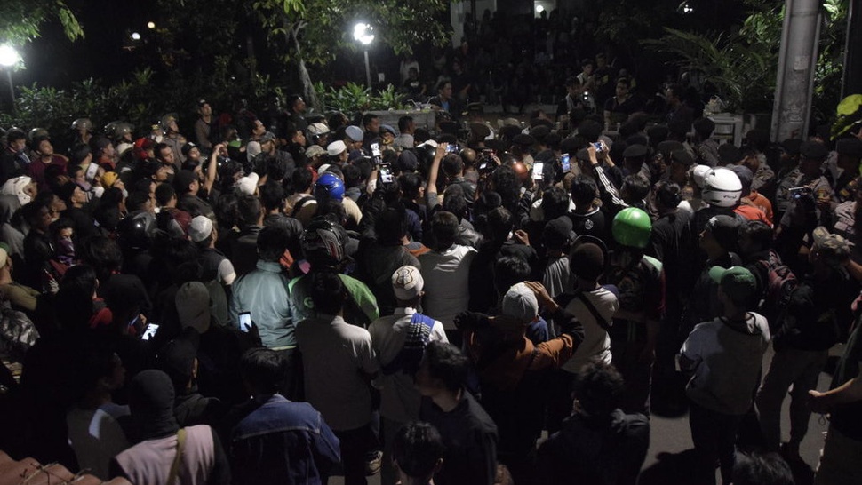Datang ke LBH Jakarta, Kapolda Tenangkan Massa Pendemo 