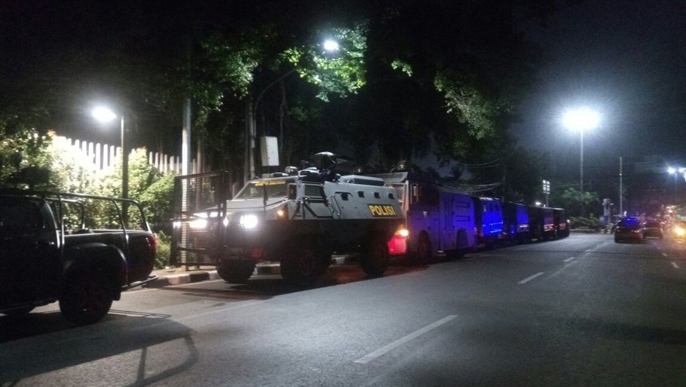Polisi Siagakan Mobil Water Canon di LBH Jakarta