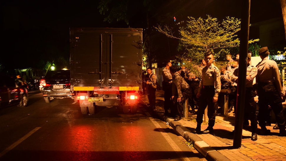 Polisi Mulai Evakuasi Peserta Acara di LBH Jakarta