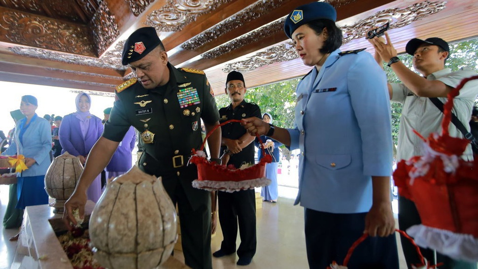 Jenderal Gatot Ditemani Ari Sigit Ziarah ke Makam Soeharto