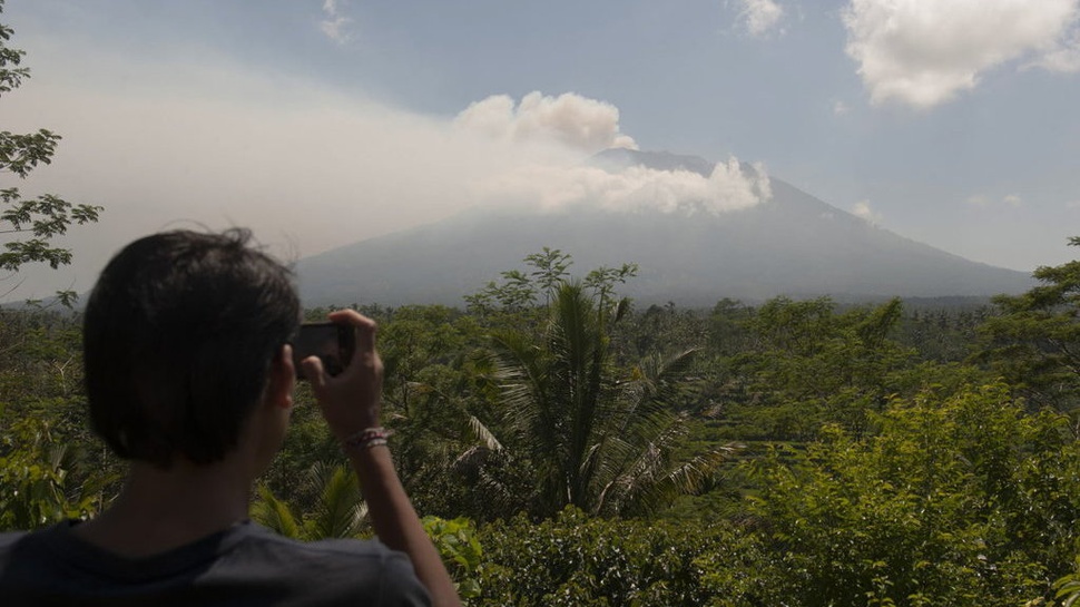 Gunung Agung Semburkan Asap Tanda Pergerakan Magma Meningkat