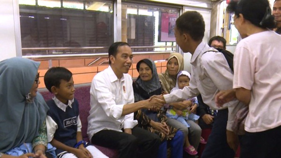 Jokowi Naik Commuter Line untuk Rayakan HUT ke-72 PT KAI