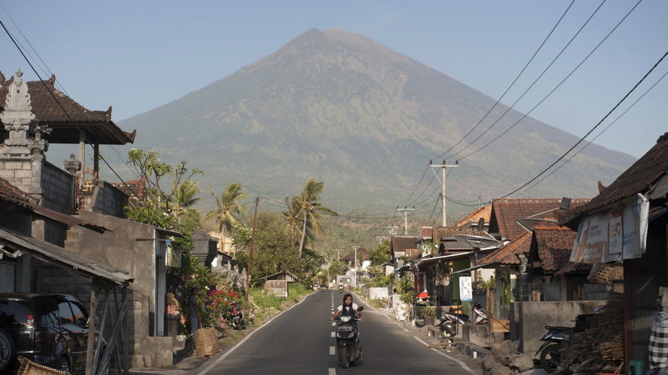Aktivitas Vulkanik Gunung Agung Berfluktuasi Tinggi