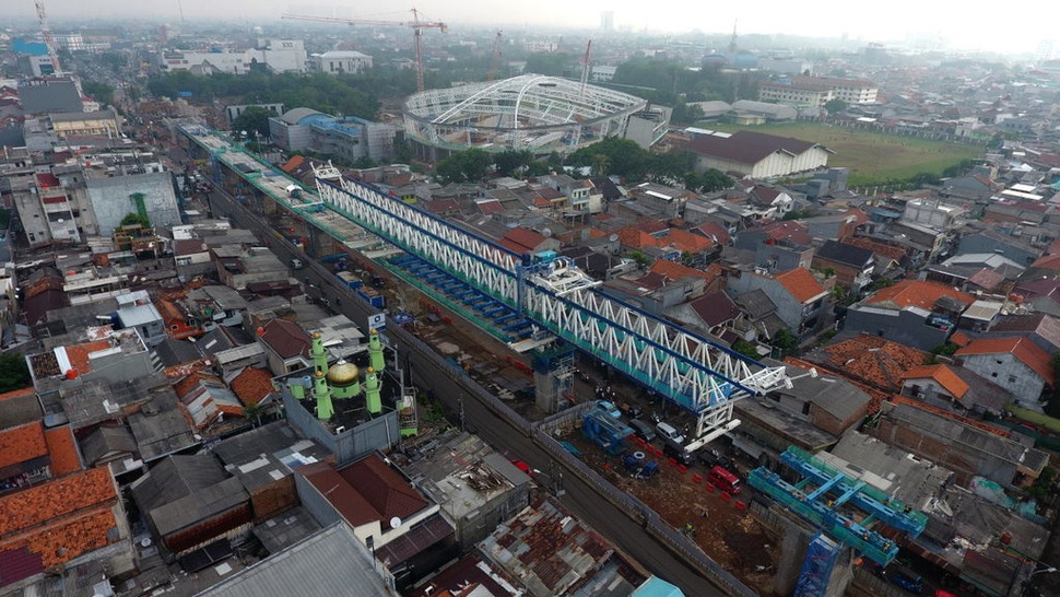 Konstruksi LRT Roboh, Sandiaga: Proyek Ini Kejar Target Juli Kelar