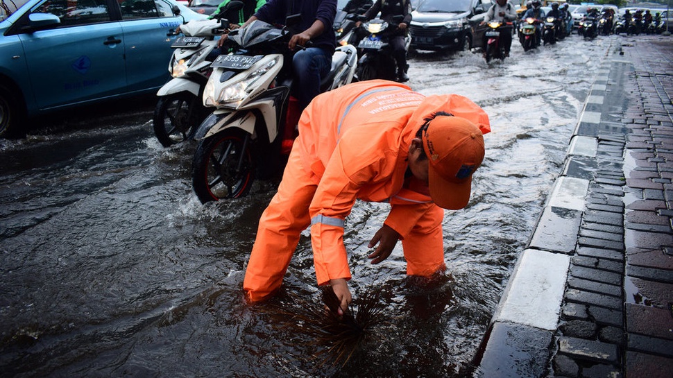 Hujan Disertai Angin Picu Genangan dan Pohon Tumbang di Jakarta