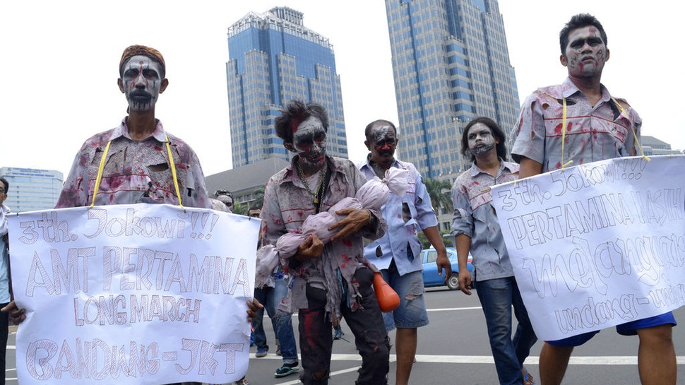Aksi Berkostum Zombie Buruh Pertamina 