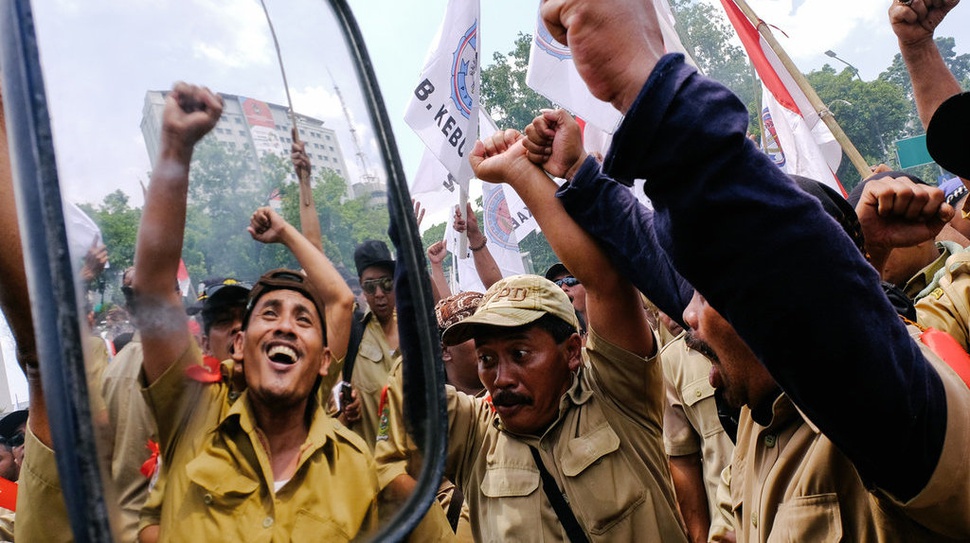 Aksi Perangkat Desa Tagih Janji Jokowi