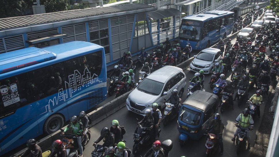 Malam Tahun Baru 2018: Transjakarta Koridor 1 Dipenuhi Penumpang
