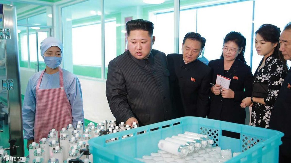 Kim Jong-un Kunjungi Pabrik Kosmetik Korut Bersama Istri & Adiknya