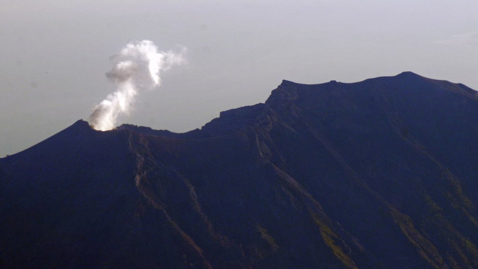 Gunung Agung Meletus: Semburan Abu Capai 700 M di Atas Puncak