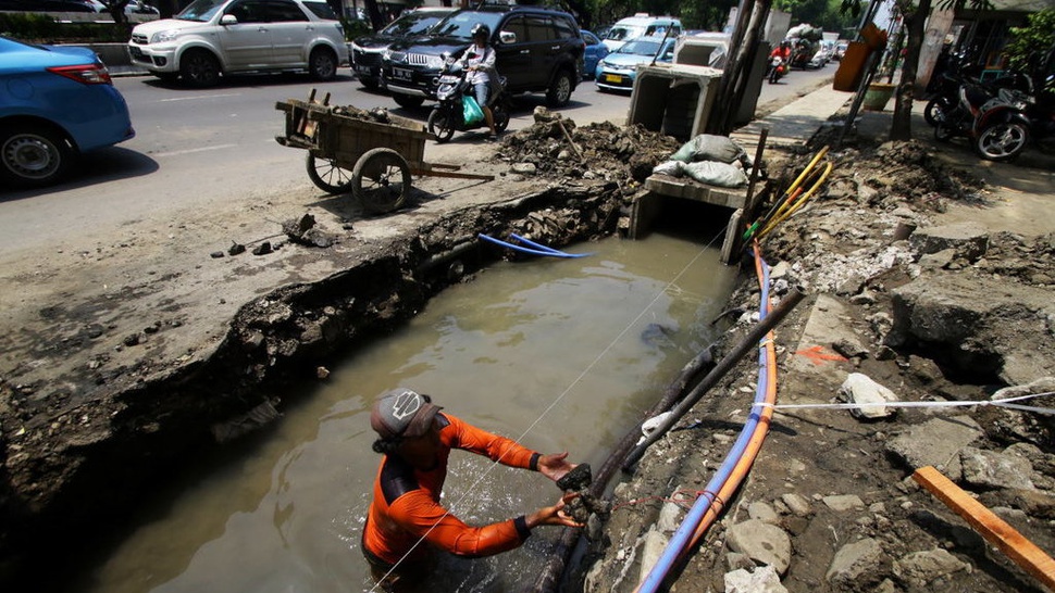 Anies Sebut Kabel Serat Optik di Saluran Air Picu Banjir Kuningan