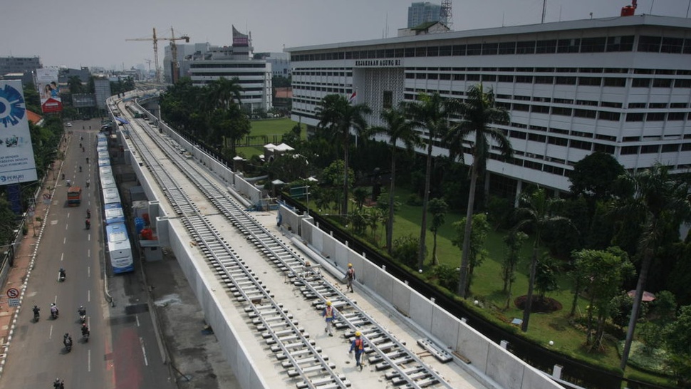 Tembok Pembatas MRT Terjatuh dan Menimpa Pengendara Motor