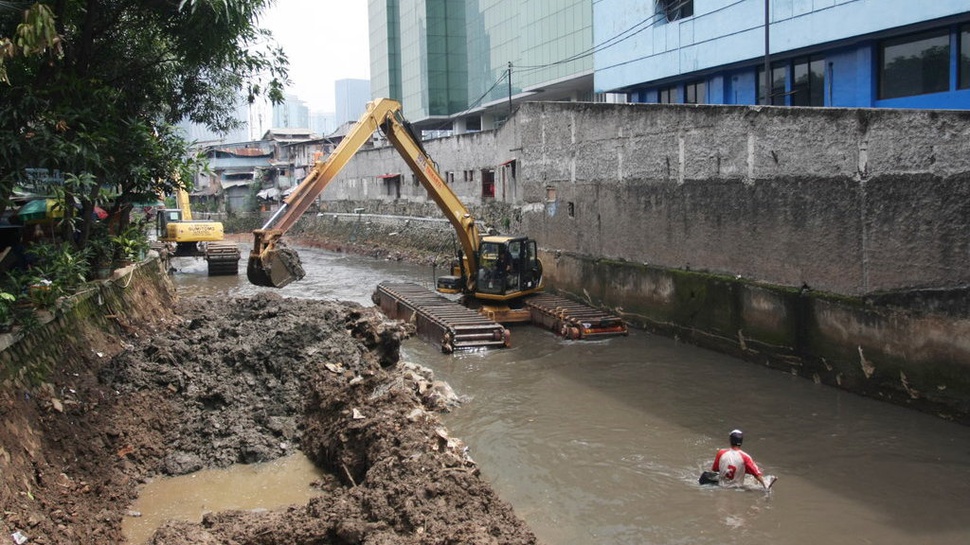 Antisipasi Banjir, Pemprov DKI Kerahkan 169 Alat Berat Keruk Lumpur
