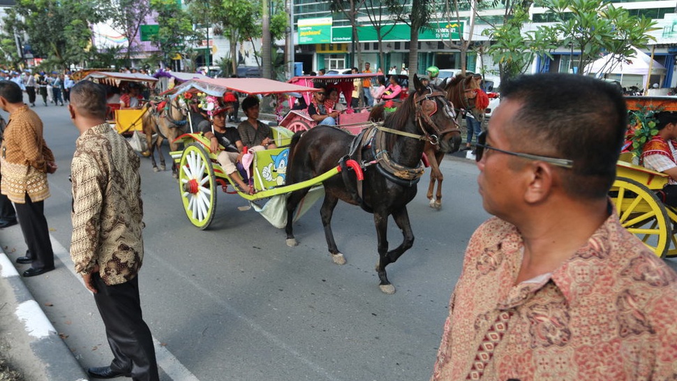 Jokowi Bagikan Cinderamata Kahiyang-Bobby dari Kereta Kuda
