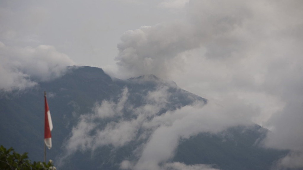 Wagub Bali Minta Masyarakat Tenang Setelah Meletusnya Gunung Agung 