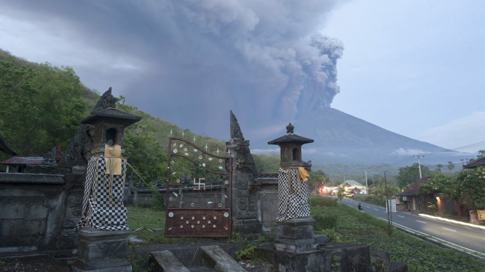 Gunung Agung Status Awas: Tremor Cukup Besar Masih Terjadi 