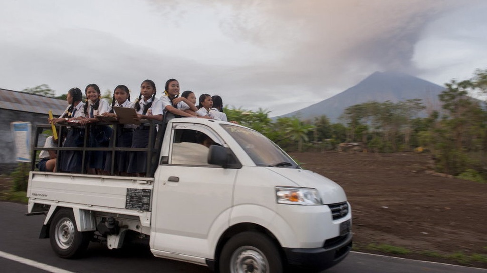 Sekitar 2000 Orang Pengungsi Gunung Agung Bali Datang ke Lombok