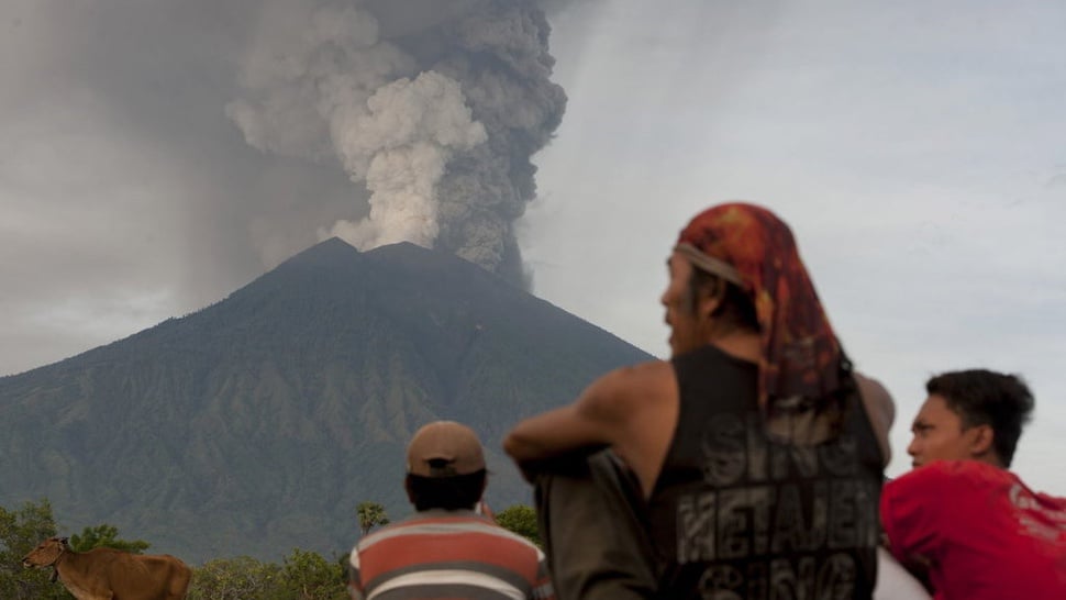 Gunung Agung Berstatus Awas, Gubernur Bali Minta Warga Tak Panik