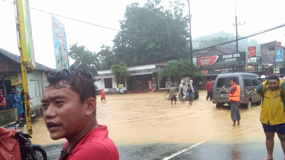 Banjir Pacitan: 1 Orang Anak Dilaporkan Hilang Terseret Arus