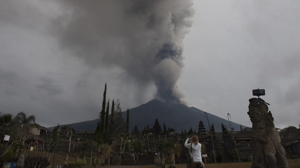 Badai Siklon Cempaka Mempengaruhi Arah Abu Vulkanis Gunung Agung