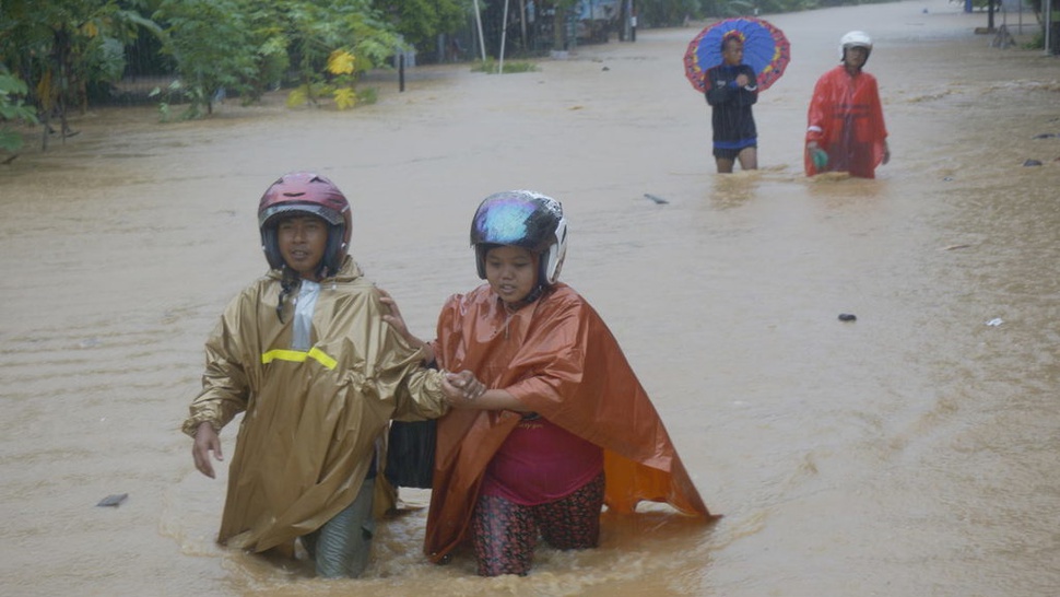 Banjir Pacitan & Ponorogo: Listrik di 80 Desa Masih Padam Pagi Ini
